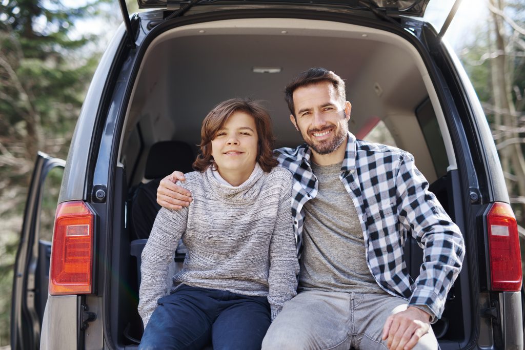puedo comprar un coche a mi hijo y ponerlo a su nombre